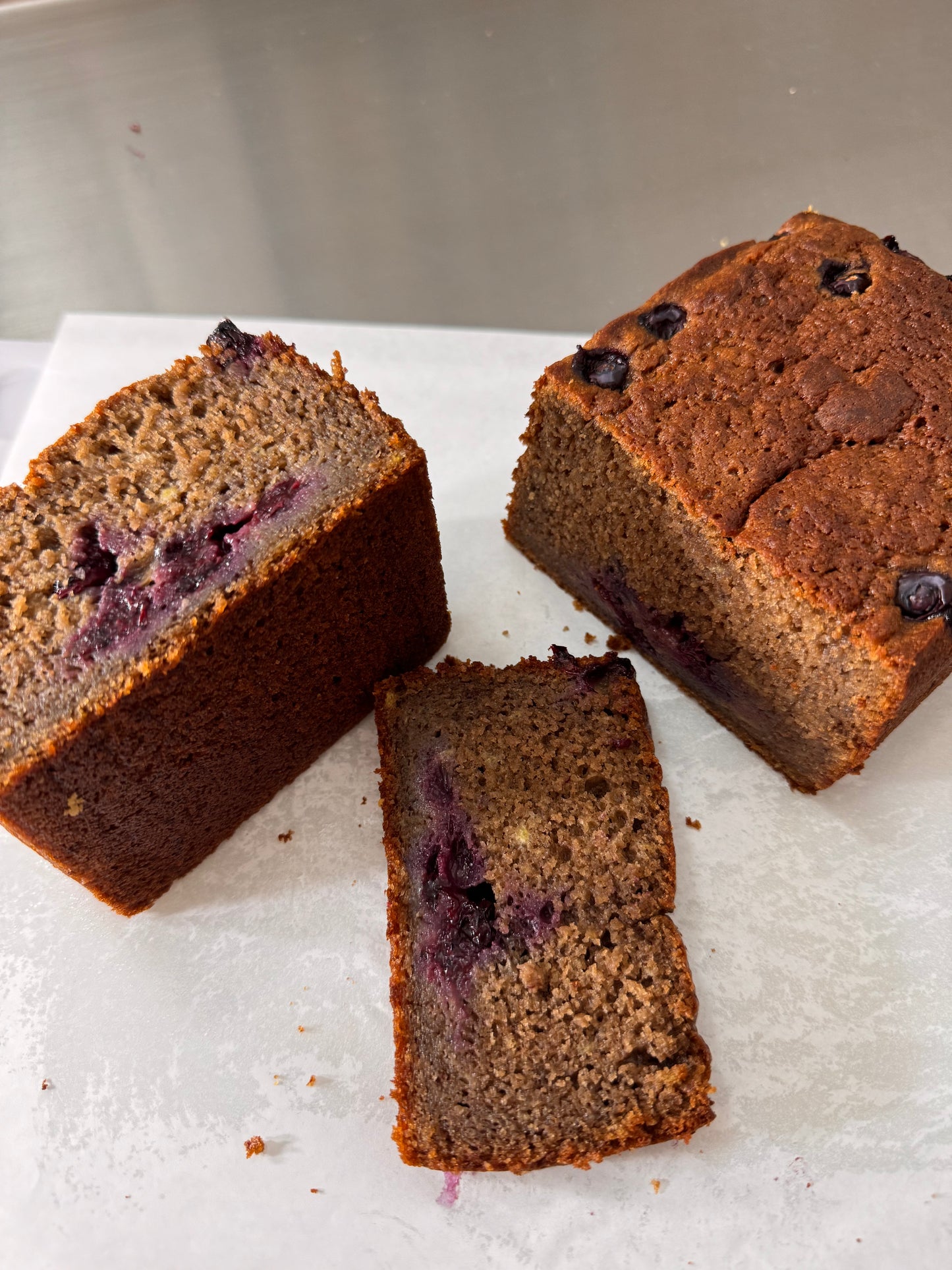 Ponqué de Banano, Cocoa y Arándanos Frescos