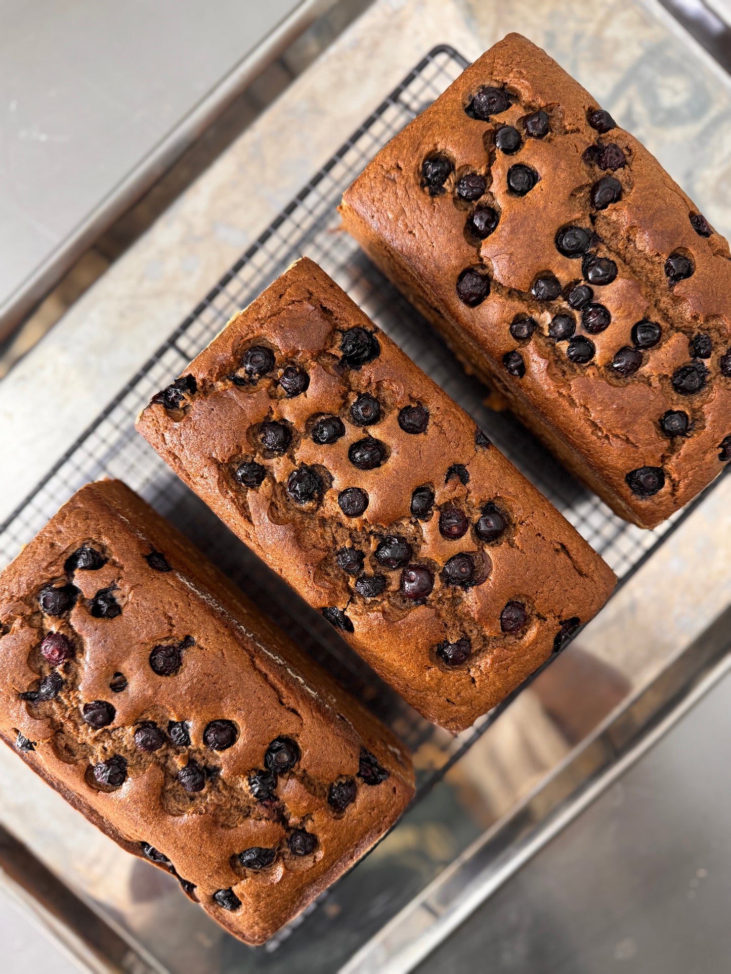 Ponqué de Banano, Cocoa y Arándanos Frescos