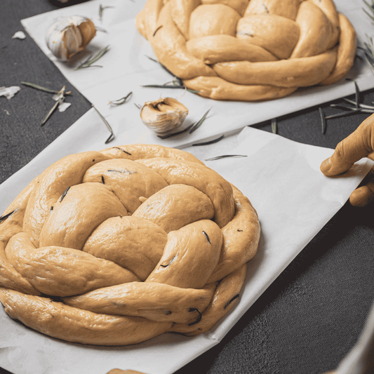 Bollitos Brioche Challah con Ajos Asados y Queso Mozarella