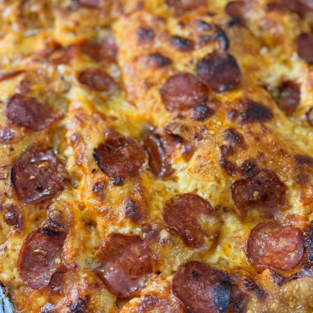 Focaccia de Pepperoni, Pimentón Rojo, Mozzarella y Miel 🍕🌶️